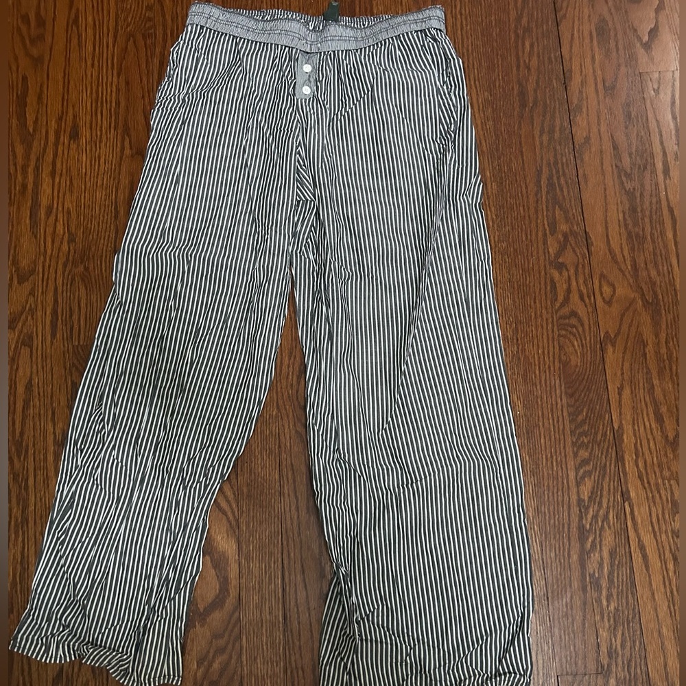 Wild flable white and grey striped trousers
